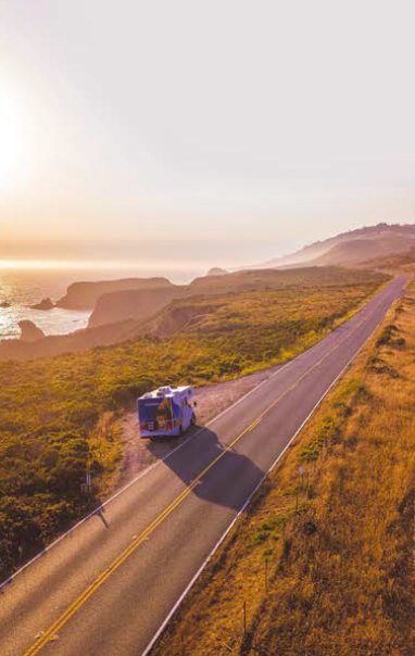 Motorhome na estrada ao pôr do sol
